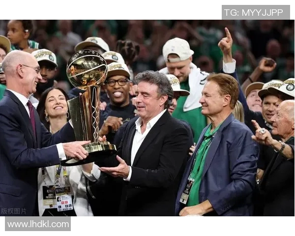 凯尔特人在季后赛中击败独行侠，晋级下一轮比赛